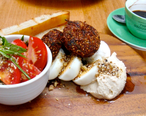 We loved Dad’s favourite breaky: schiacciata bread, falafel, hummus, a hardboiled egg, labneh and a pretty tomato salad 
